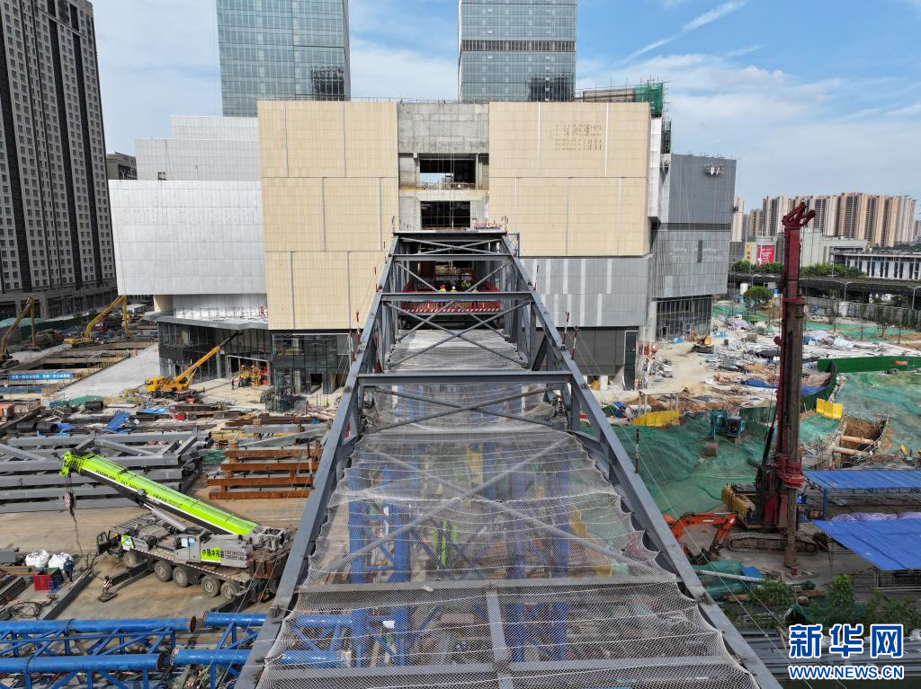 南京:燕子矶过街天桥顶推成功_新华网江苏频道